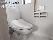 □■トイレ■□温水洗浄便座付きトイレ♪冬場や冷え込む時期にもお尻を温かく快適に保ちます。また、汚れにくく掃除しやすい設備です。