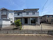 建物の前面には駐車場と通路があり建物が建っていませんので、一日中日当たりが良い物件です！