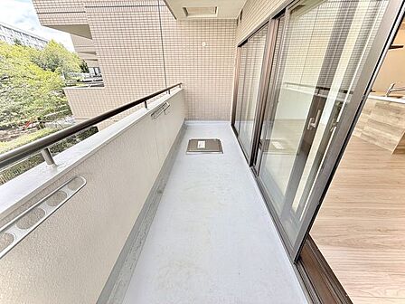 南向きのバルコニーです。専有面積8.62平米とゆとりがあり、洗濯物干しはもちろん、日光浴やちょっとしたガーデニングにも活用いただける広さです。