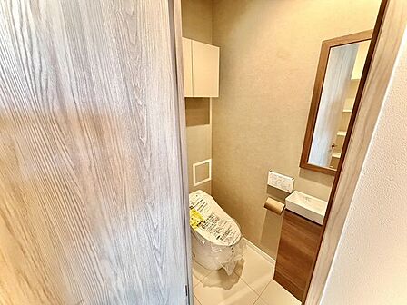 TOTO製トイレです。温水洗浄便座付きの快適で清潔な水回り空間です。