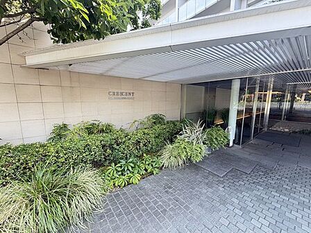 緑に囲まれたアプローチが住まう方や訪れる方を心地よく迎えてくれます。落ち着いた雰囲気のエントランスは管理状態も良好で、上質な暮らしを演出します。