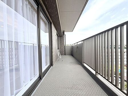 バルコニーバルコニーは南東向きで約19.65m2の広さがあります。洗濯物もしっかり干せるゆとりのあるスペースです。