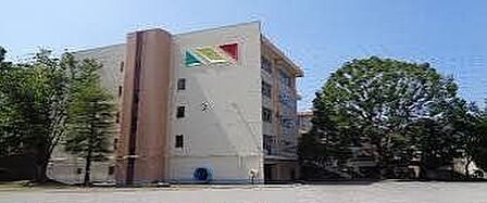 川崎市立西有馬小学校まで徒歩3分。お子さまの通学の負担が少ない、子育てしやすいエリアです。毎日の登下校も安心して見守れる環境です。 200m