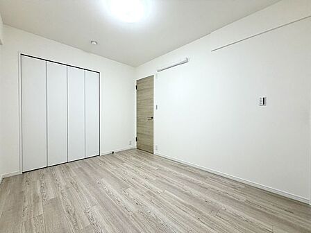 室内独立した配置のため家族それぞれのプライバシーを確保しやすい居室です。フローリングも新品で気持ちよく使えます。独立した居室として活用しやすい空間です。