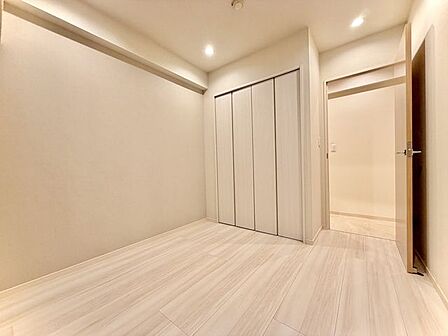収納主寝室としても活用しやすい、収納力のある居室です。
