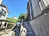 その他：敷地内の屋外階段。照明が設けられており、夜間の出入りにも配慮されています。植栽に囲まれたアプローチで、季節の移ろいを感じながら毎日の出入りができます。