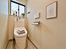 トイレ：トイレリノベーションで一新され温水洗浄便座を完備し、快適な使い心地です。
