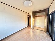 【南側洋室】収納付きのお部屋！主寝室や子供部屋にいかがですか♪※2026年3月撮影