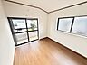 洋室：2階南西側洋室｜フローリング上張り、クロス張替え、建具交換をしてます。