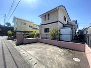 【外観】前面道路約7.5ｍで駐車もらくらく（2026年4月撮影）※リフォーム前写真