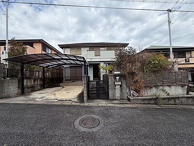 外観:【外観】小学校まで徒歩4分と登校時間も短く安心♪また都市ガス仕様でお財布にも優しい物件です♪ ※リフォーム前現地写真 外観:【外観】小学校まで徒歩4分と登校時間も短く安心♪また都市ガス仕様でお財布にも優しい物件です♪ ※リフォーム前現地写真