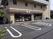 セブン-イレブン 初台店 565m