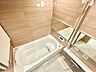 浴室：毎日の疲れをリフレッシュしてくれる、憩いの場。落ち着いた色味で一息ついて、ゆっくりとお過ごしいただけます。