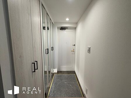 家族みんなの靴を収納できるシューズボックスや、外出前の身だしなみチェックに便利な全身鏡も設置しています。