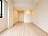 洋室：寝室は明るく快適な居住空間を演出しております。温かい陽光と心地良い清風がお部屋全体に舞い込んできます。居心地良い空間を実現しました。