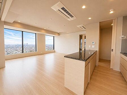 ♪♪新規内装一部リノベーション内容♪♪■クロス張替え■フロアタイル上張り■給湯器交換■建具交換■居室収納造作■トイレ交換