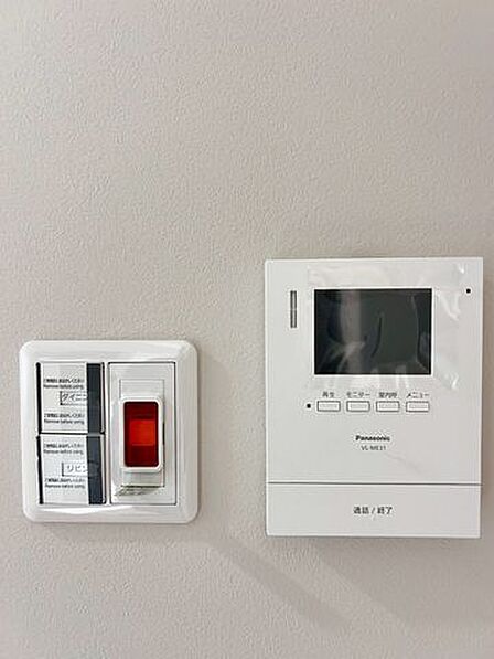 来訪者の顔を確認してから応対できるモニター付きインターホンを採用。防犯面にも配慮されています♪