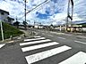 外観：前面道路の幅員は約9.0ｍ、車同士がすれ違える幅があり、運転が苦手な方にも嬉しいです♪