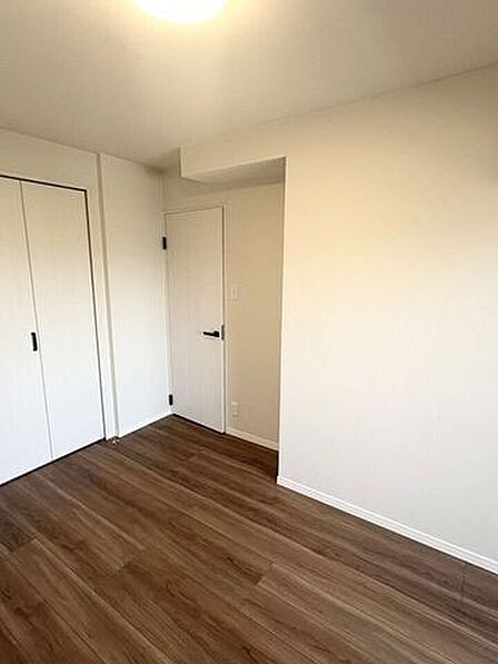 ■洋室■明るい陽射しが差し込む心地よい洋室です寝室や子ども部屋など幅広い用途でご活用いただけます