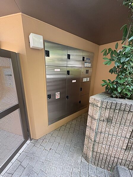 不在時にも荷物が受け取れる宅配BOX付。共働きのご夫婦や、外出の多いご家族に便利です。
