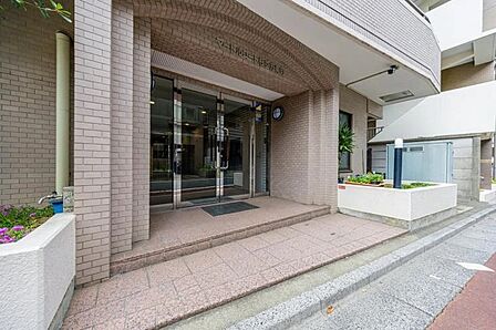 エントランス/宅配ボックス完備のため外出時にも荷物を受け取ることが可能です。