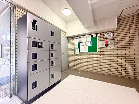 不在時にも荷物が受け取れる宅配BOX付。