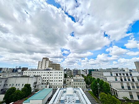 周囲には高層の建物が少なく、都会の景色を望める眺望良好のお部屋です。