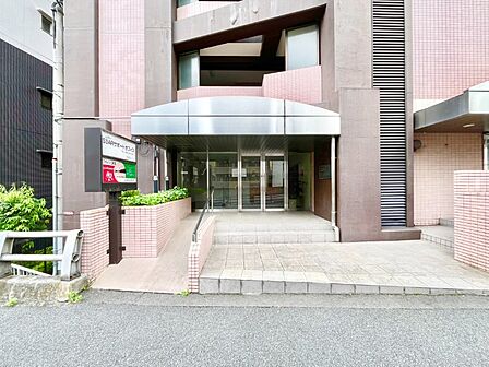 シンプルながらもエントランスが持つべき風格が醸し出されています。