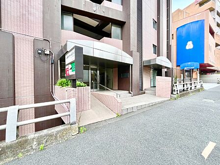 穏やかな佇まいのエントランスは、マンションの一つの特徴でもあります。