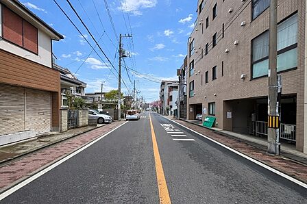 「本牧桜道」沿いのマンション。春になると見事な桜のトンネルとなり、散歩をする人やドライブ中の人々を楽しませてくれます！
