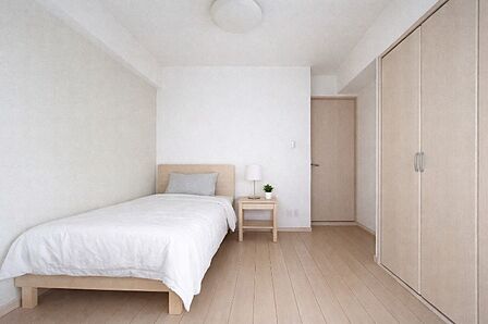 バルコニー側洋室（約6.0帖）窓が大きくて陽ざしがたくさん降り注ぎます。（この画像はCGにて作成をした家具等の設置イメージ図です）