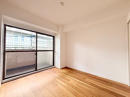 洋室(約6.0帖)バルコニーに面した開放感のあるお部屋です。