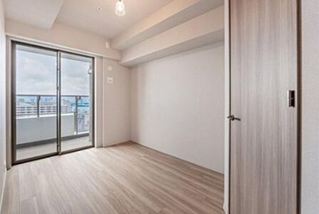 バルコニーに面した開放感のあるお部屋です。※室内はイメージ写真となります。