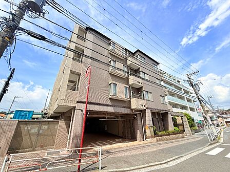 杉田駅西口出てすぐのマンションです!