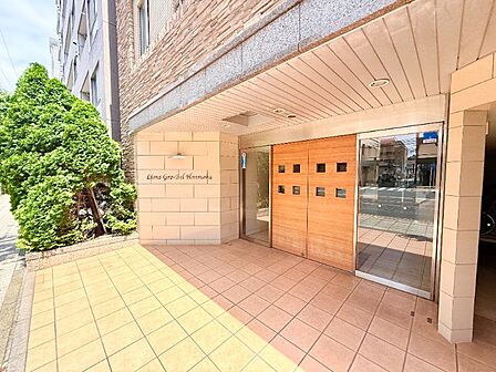シンプルながらもエントランスが持つべき風格が醸し出されています。