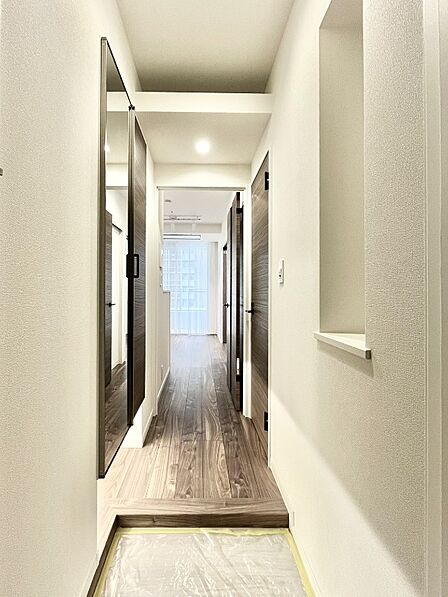 玄関からリビングへと抜ける廊下。窓を開けると爽やかな風がお部屋に吹き抜けます！