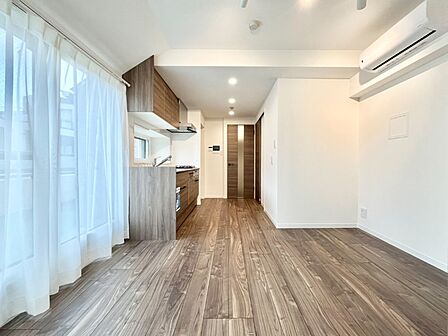 建具とフローリングの優しい木目がナチュラルで明るい空間を演出しています。