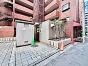 きちんと整頓されたごみ置き場。管理状態の良さがうかがえます。