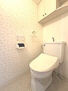 トイレは温水洗浄便座付です。トイレの上部には収納付。トイレットペーパー等、買い置きもしやすそうです。