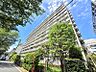 外観：上品な佇まいの重厚感のあるマンションです。