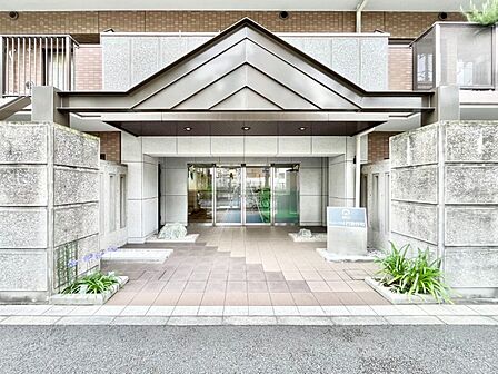 シンプルながらもエントランスが持つべき風格が醸し出されています。