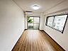 リビング/ダイニング：建具とフローリングの優しい木目がナチュラルで明るい空間を演出しています。