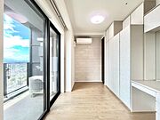 バルコニー側の洋室（約4.0帖）窓が大きくて陽ざしがたくさん降り注ぎます。