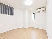 サービスルーム？（約4.7帖）窓が2カ所あり、採光・通風良好です。※CG加工により家具・小物等を消した画像です