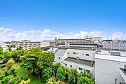 周囲には高層の建物が少なく、遠くまで見渡せます。