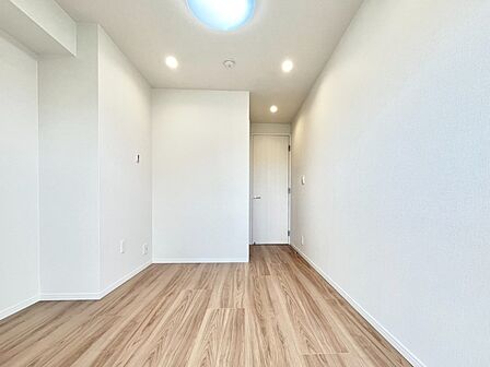 洋室(約5.4帖)ウォークインクローゼットを備えた収納力のあるお部屋です。