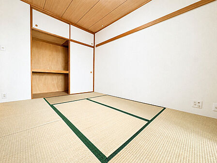 健やかな素材感とフラットな視界が広がる、明るい室内。穏やかな時間を過ごせる住空間です 