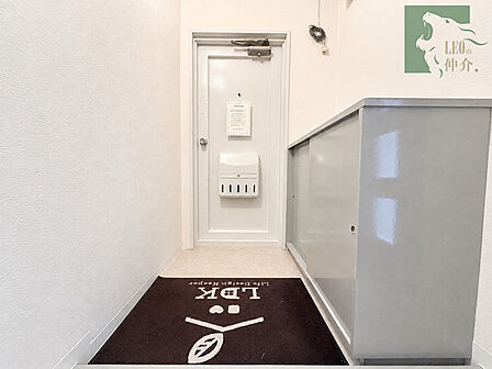 日々の暮らしを整える、すっきりと洗練されたシンプルな空間が家族の帰りを出迎えてくれます。
