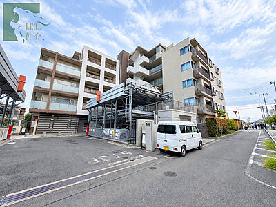 外観:青空の下に佇む洗練された外観が、毎日の暮らしに心地よい開放感をもたらします。 外観:青空の下に佇む洗練された外観が、毎日の暮らしに心地よい開放感をもたらします。
