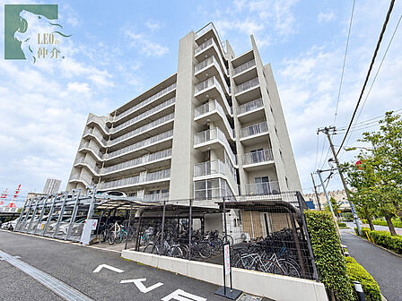 青空の下に佇む洗練された佇まいが、穏やかな日常の始まりを予感させます。